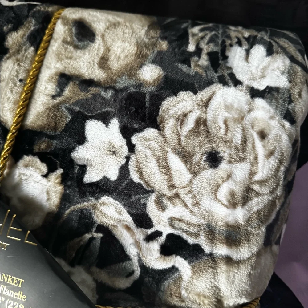 RACHEL Rachel Roy Plush Floral Blanket - Black and Cream - Picture 2 of 3